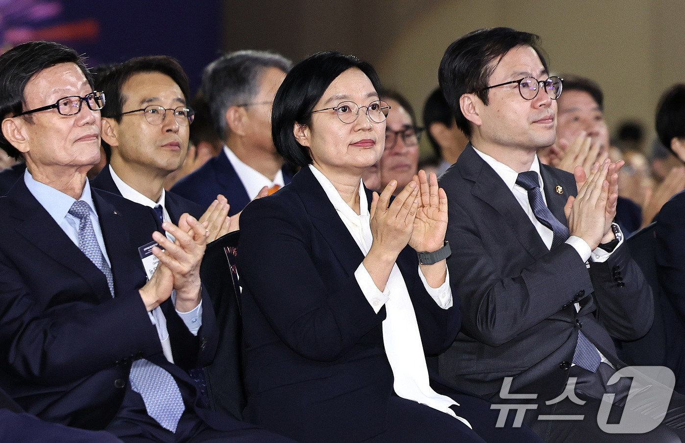 (서울=뉴스1) 구윤성 기자 = 한성숙 국무총리가 14일 오후 서울 강남구 코엑스에서 열린 한국무역협회 창립 80주년 기념식에서 기념영상을 보며 손뼉치고 있다. 앞줄 왼쪽부터 윤진 …