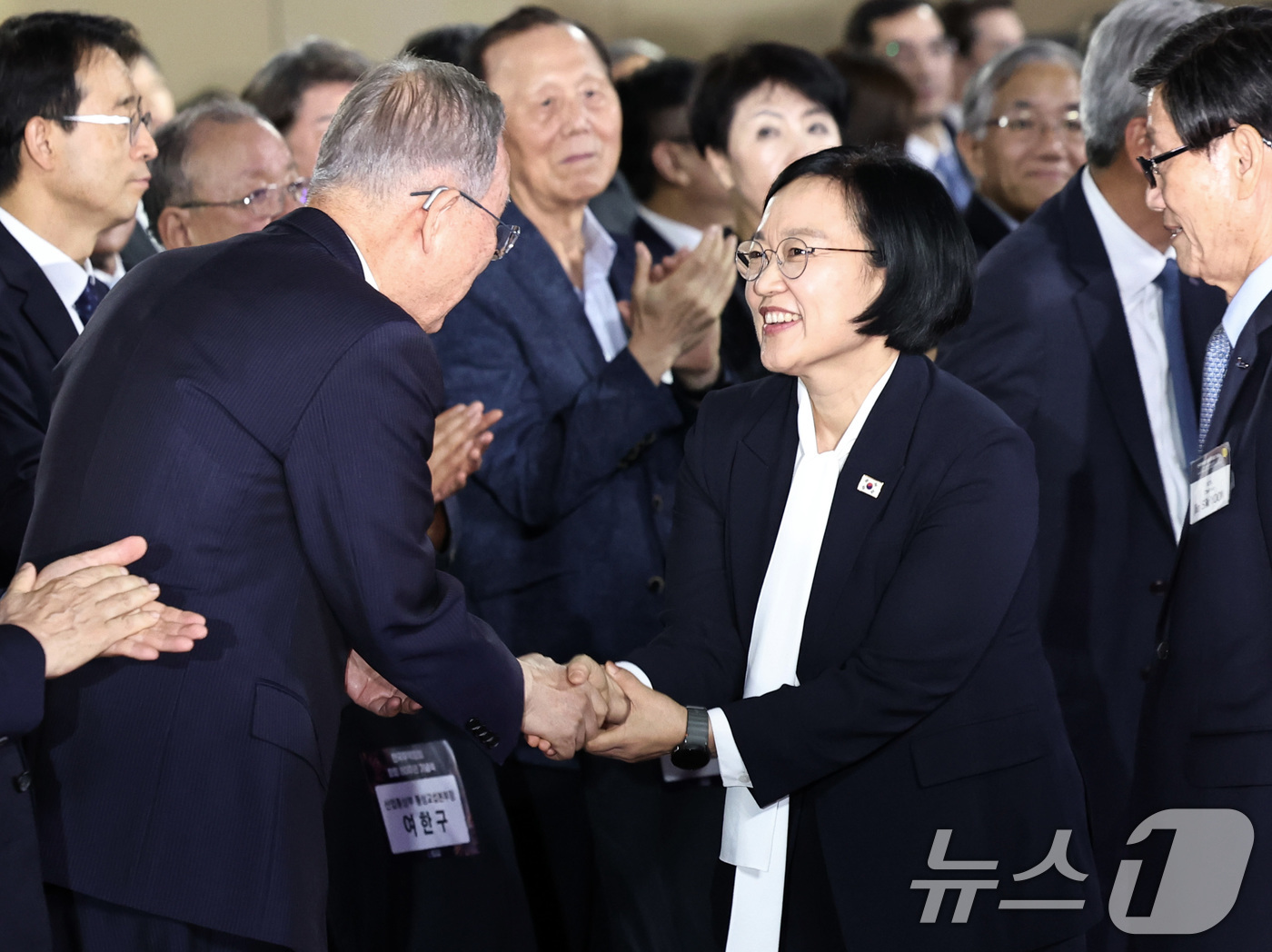 (서울=뉴스1) 구윤성 기자 = 한성숙 국무총리가 14일 오후 서울 강남구 코엑스에서 열린 한국무역협회 창립 80주년 기념식에 참석해 반기문 전 유엔사무총장과 인사 나누고 있다. …