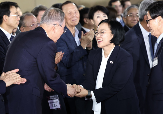반기문 전 총장과 인사 나누는 한성숙 총리
