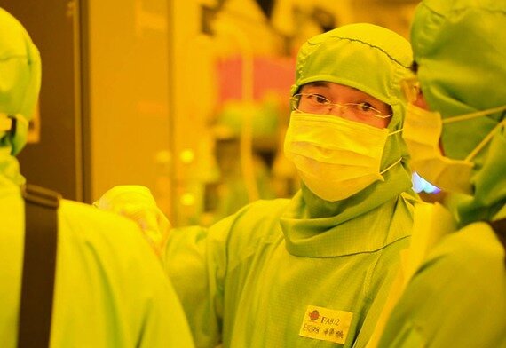 본문 이미지 - TSMC 임직원이 생산시설에서 논의를 하고 있다.(TSMC 제공)/뉴스1