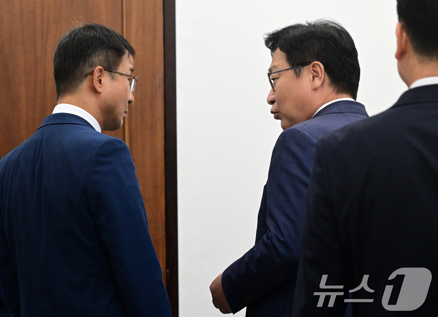 (서울=뉴스1) 유승관 기자 = 더불어민주당 한병도, 국민의힘 정점식 원내대표가 14일 서울 여의도 국회에서 열린 조정식 국회의장 주재 여야 원내대표 회동에 들어서며 대화하고 있다 …
