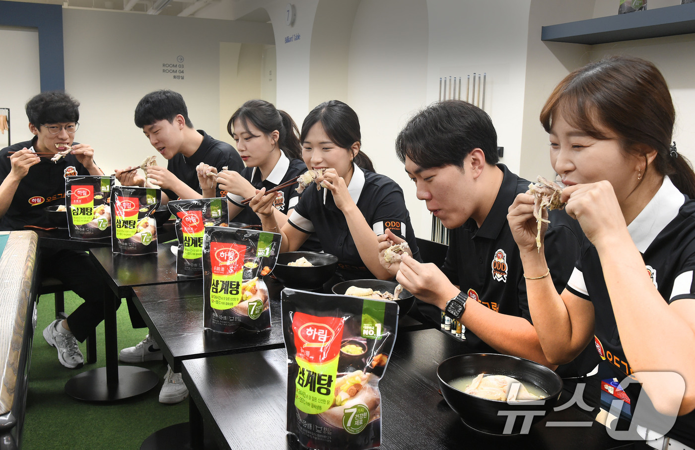 (서울=뉴스1) = 지난 14일 서울 강남구 PBA 라운지 '오픈 하우스'에서 PBA 준우승을 차지한 '하림 오드그로서' 선수들이 삼계탕을 먹으며 즐거운 시간을 보내고 있다.왼쪽부 …