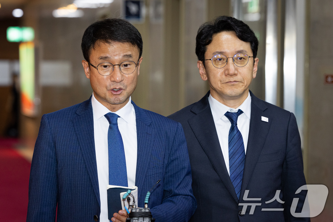 (서울=뉴스1) 유승관 기자 = 더불어민주당 한병도 대표 직무대행 겸 원내대표와 천준호 원내운영수석부대표가 14일 서울 여의도 국회에서 의장주재 여야 원내대표 회동을 마친 후 회동 …