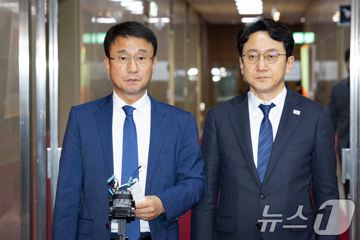 (서울=뉴스1) 유승관 기자 = 더불어민주당 한병도 대표 직무대행 겸 원내대표와 천준호 원내운영수석부대표가 14일 서울 여의도 국회에서 의장주재 여야 원내대표 회동을 마친 후 회동 …