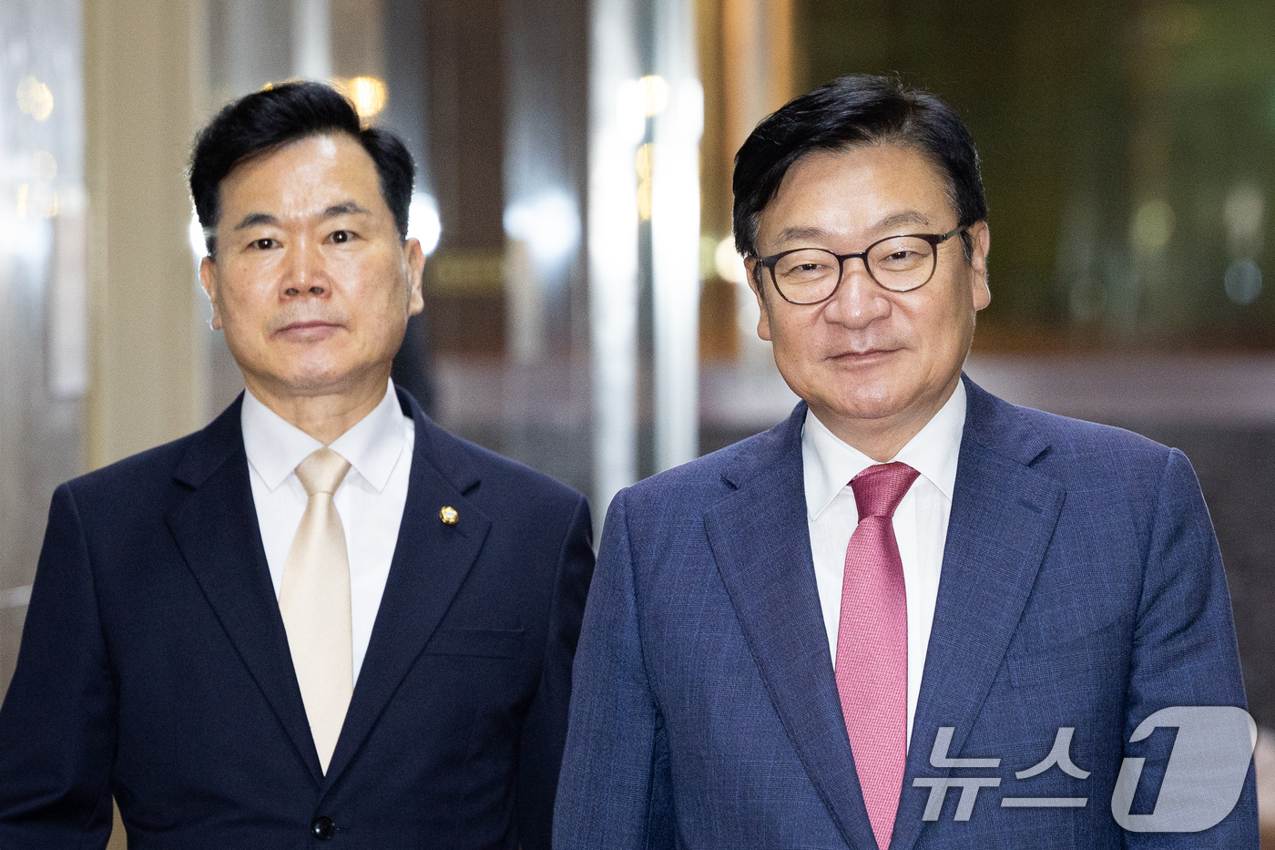 (서울=뉴스1) 유승관 기자 = 국민의힘 정점식 원내대표와 김승수 원내운영수석부대표가 14일 서울 여의도 국회에서 의장주재 여야 원내대표 회동을 위해 의장실로 향하고 있다. 202 …