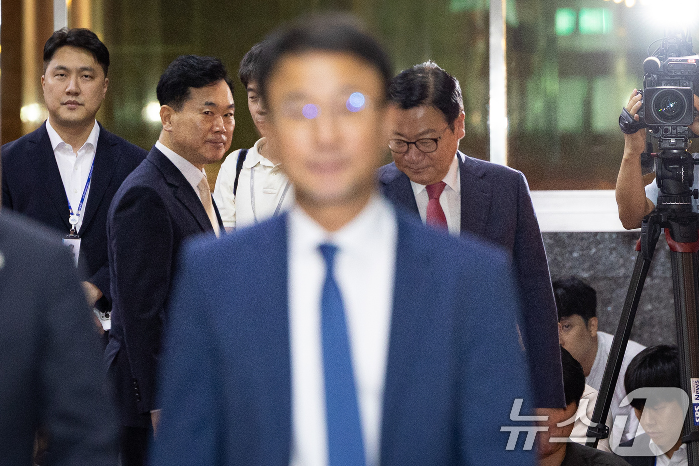 (서울=뉴스1) 유승관 기자 = 국민의힘 정점식 원내대표와 김승수 원내운영수석부대표가 14일 서울 여의도 국회에서 의장주재 여야 원내대표 회동을 위해 의장실로 향하고 있다. 앞은 …