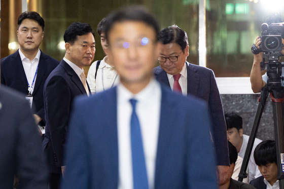 민주당 원내지도부 바라보는 국민의힘