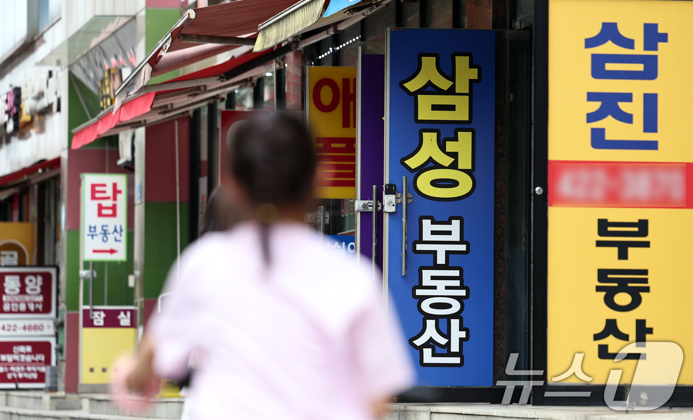 (서울=뉴스1) 구윤성 기자 = 정부의 부동산 정책 공개토론회 첫날인 14일 서울의 한 공인중개사.정부는 이날 국토교통부를 시작으로 금융위원회, 재정경제부 순으로 사흘 동안 부동산 …