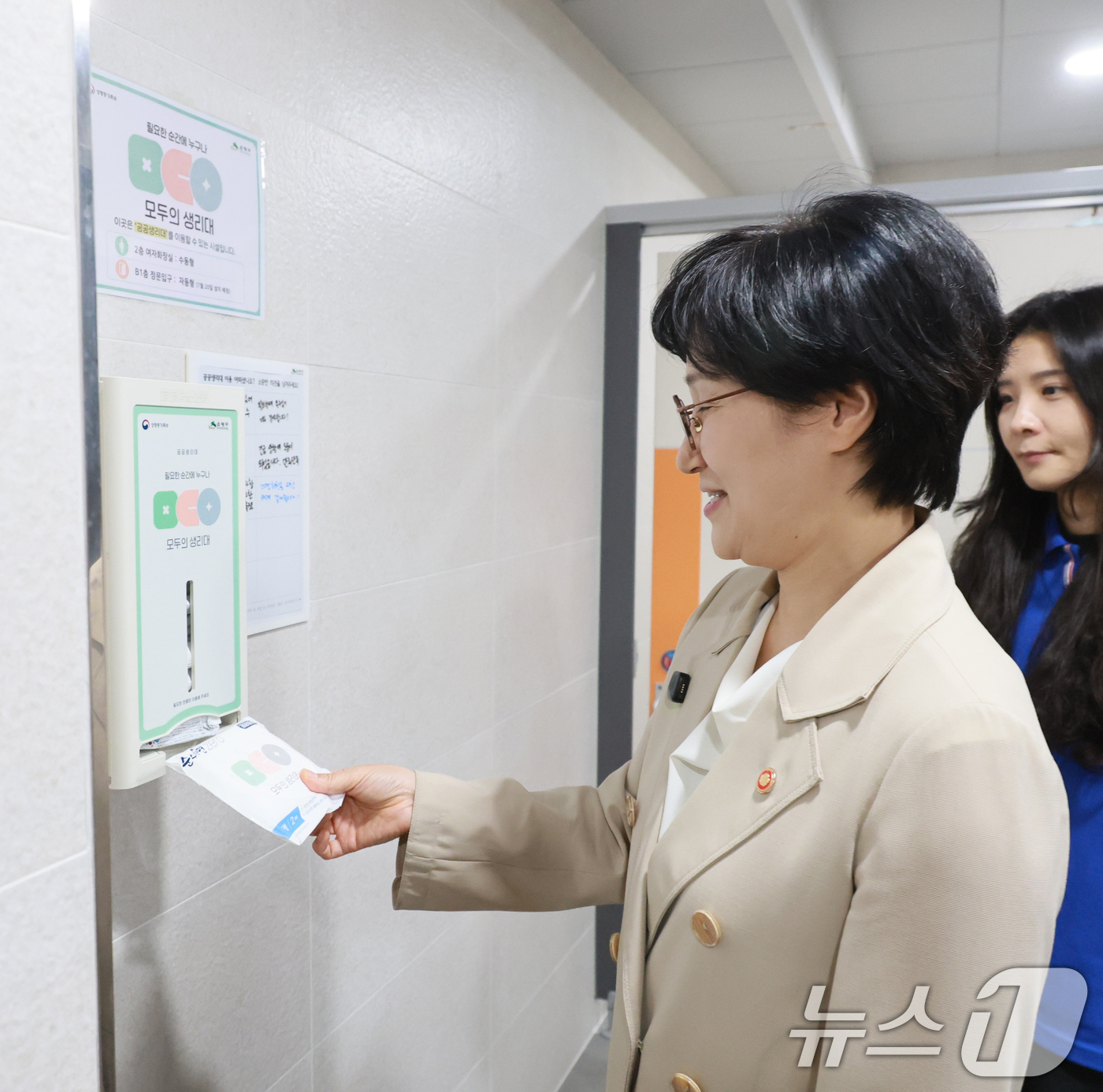 (서울=뉴스1) = 원민경 성평등가족부 장관이 14일 서울 은평구 은평통일로스포츠센터를 방문해 공공생리대 지원 시범사업인 '모두의 생리대' 운영 현황을 점검하고 있다. (성평등가족 …