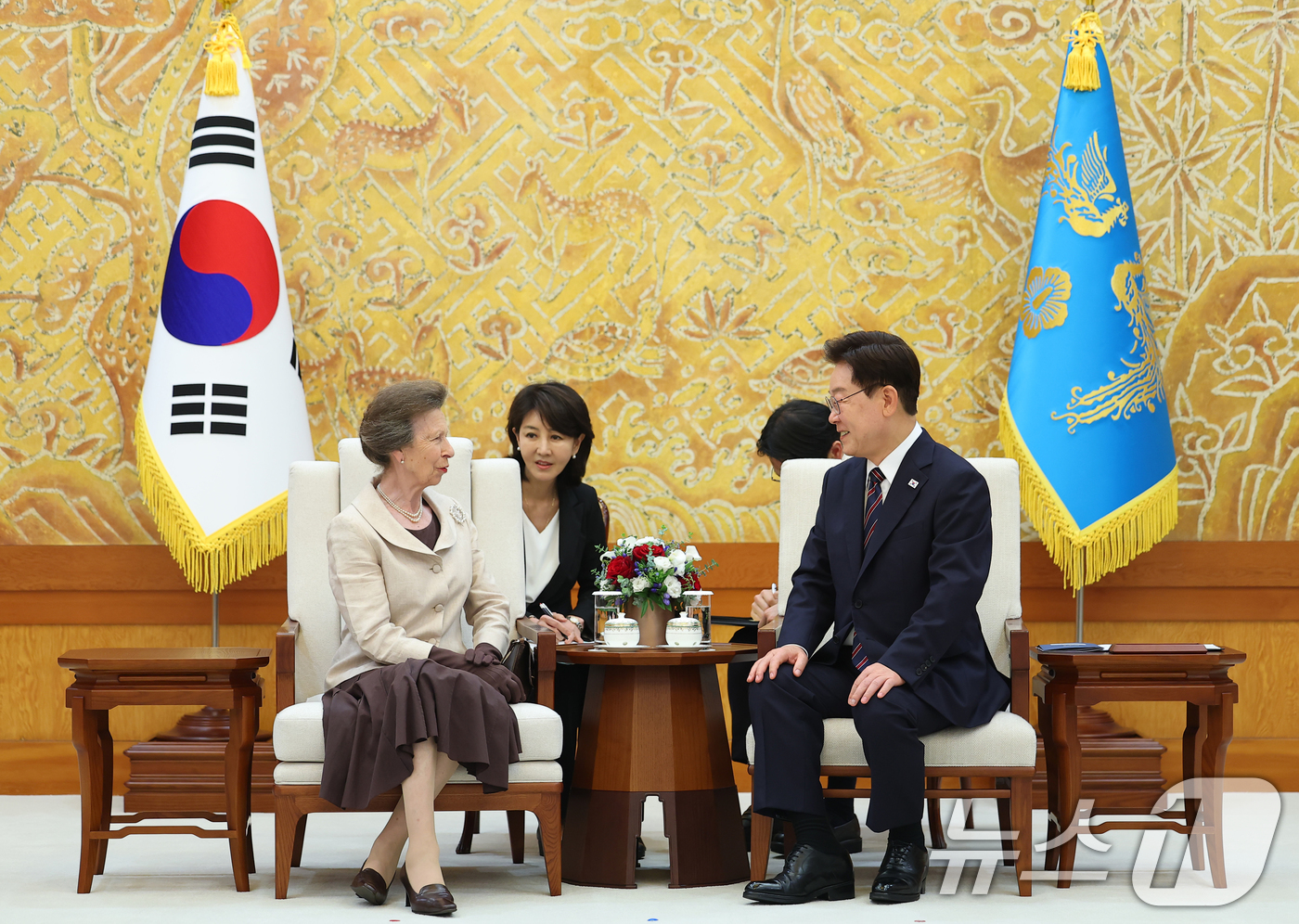 (서울=뉴스1) 허경 기자 = 이재명 대통령이 14일 청와대에서 영국 찰스 3세 국왕의 여동생인 앤 공주와 대화하고 있다. (청와대통신사진기자단) 2026.7.14/뉴스1