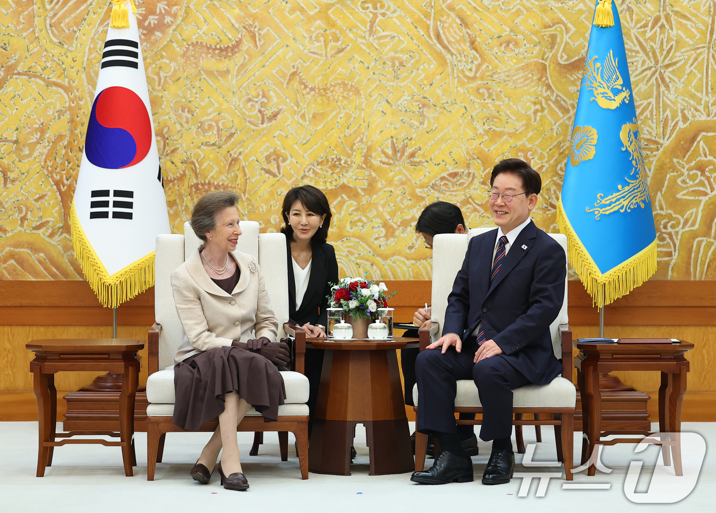 (서울=뉴스1) 허경 기자 = 이재명 대통령이 14일 청와대에서 영국 찰스 3세 국왕의 여동생인 앤 공주와 대화하고 있다. (청와대통신사진기자단) 2026.7.14/뉴스1