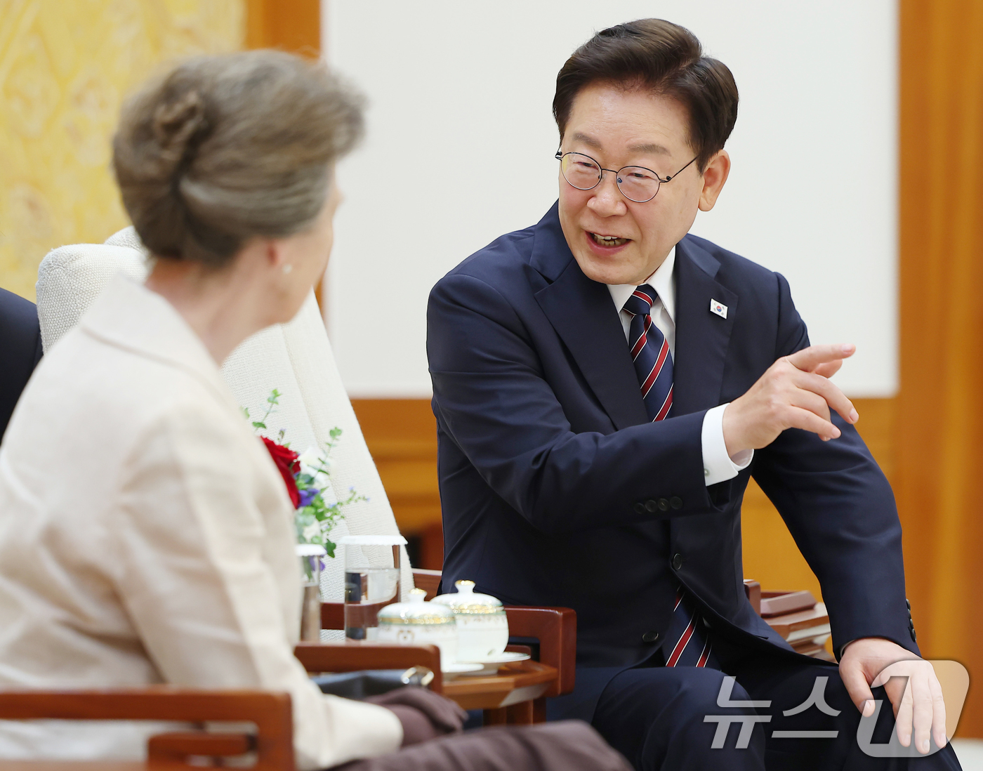 (서울=뉴스1) 허경 기자 = 이재명 대통령이 14일 청와대에서 영국 찰스 3세 국왕의 여동생인 앤 공주와 대화하고 있다. (청와대통신사진기자단) 2026.7.14/뉴스1