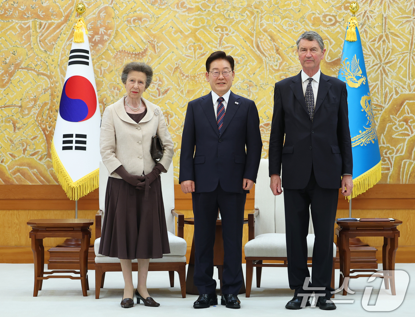 (서울=뉴스1) 허경 기자 = 이재명 대통령이 14일 청와대에서 영국 찰스 3세 국왕의 여동생인 앤 공주 부부와 기념촬영을 하고 있다.  (청와대통신사진기자단) 2026.7.14/ …