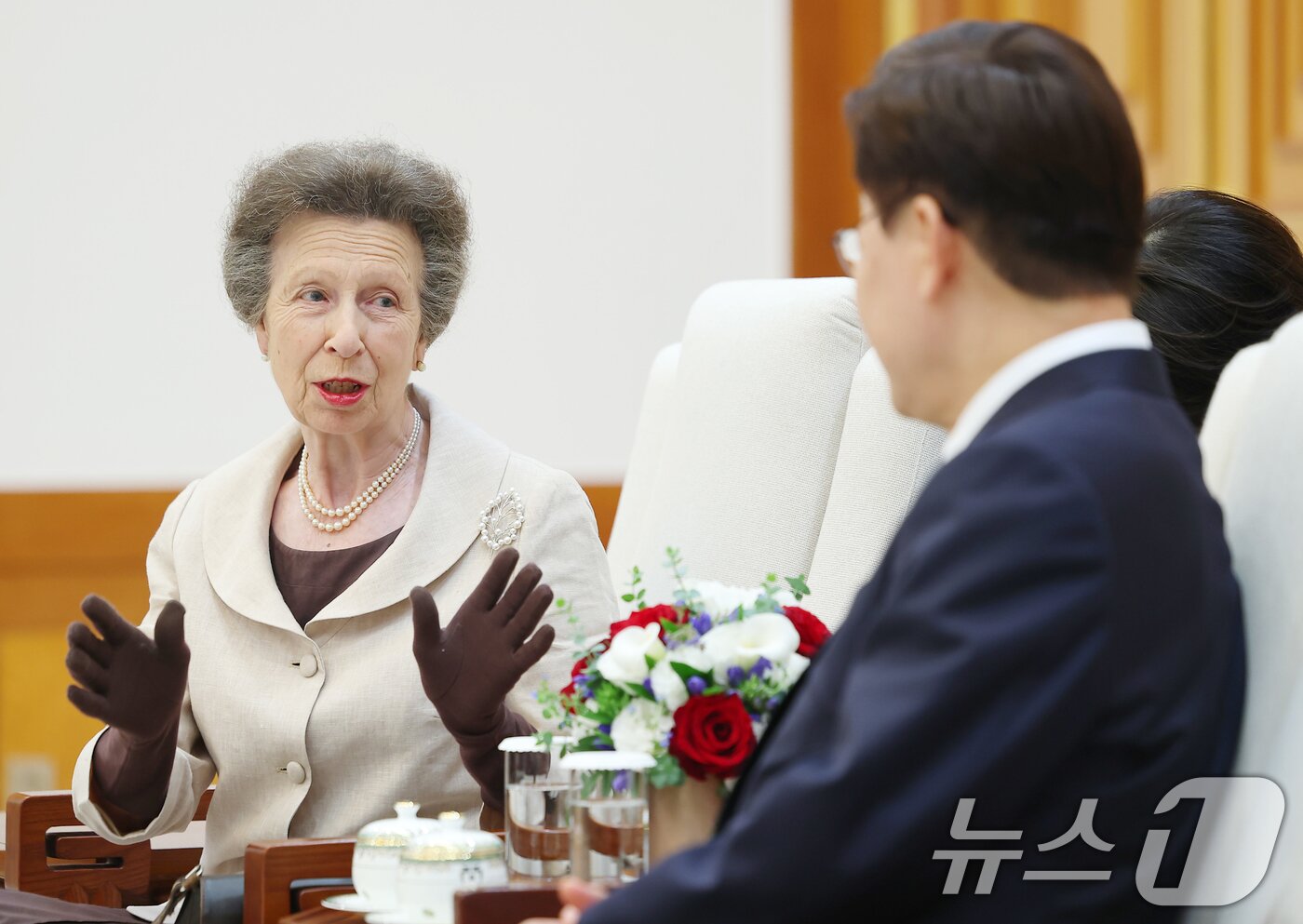 본문 이미지 - 영국 찰스 3세 국왕의 여동생인 앤 공주가 14일 청와대에서 이재명 대통령과 만나 대화하고 있다. (청와대통신사진기자단) 2026.7.14 ⓒ 뉴스1 허경 기자