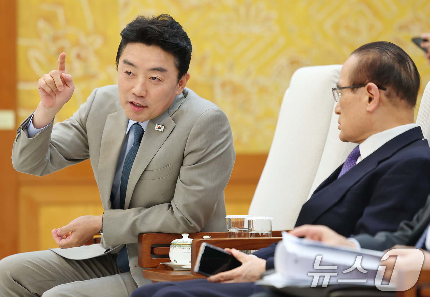 (서울=뉴스1) 허경 기자 = 강훈식 대통령 비서실장이 14일 청와대에서 이재명 대통령의 영국 앤 공주 접견 일정에 참석해 위성락 국가안보실장과 대화하고 있다. (청와대통신사진기자 …