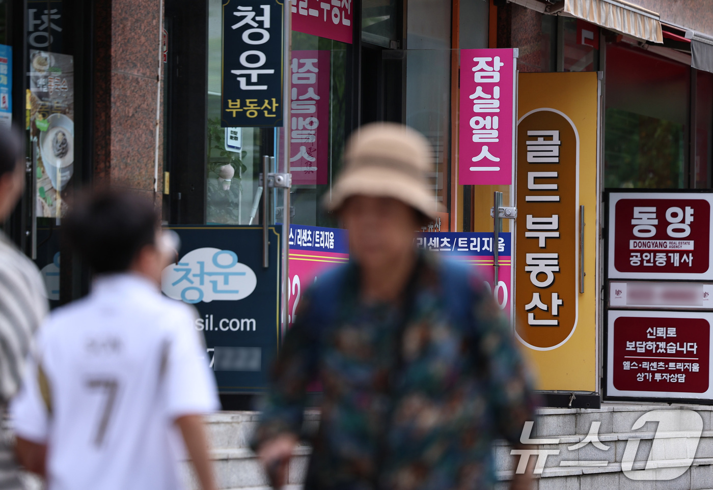 (서울=뉴스1) 구윤성 기자 = 정부의 부동산 정책 공개토론회 첫날인 14일 서울의 한 공인중개사.정부는 이날 국토교통부를 시작으로 금융위원회, 재정경제부 순으로 사흘 동안 부동산 …