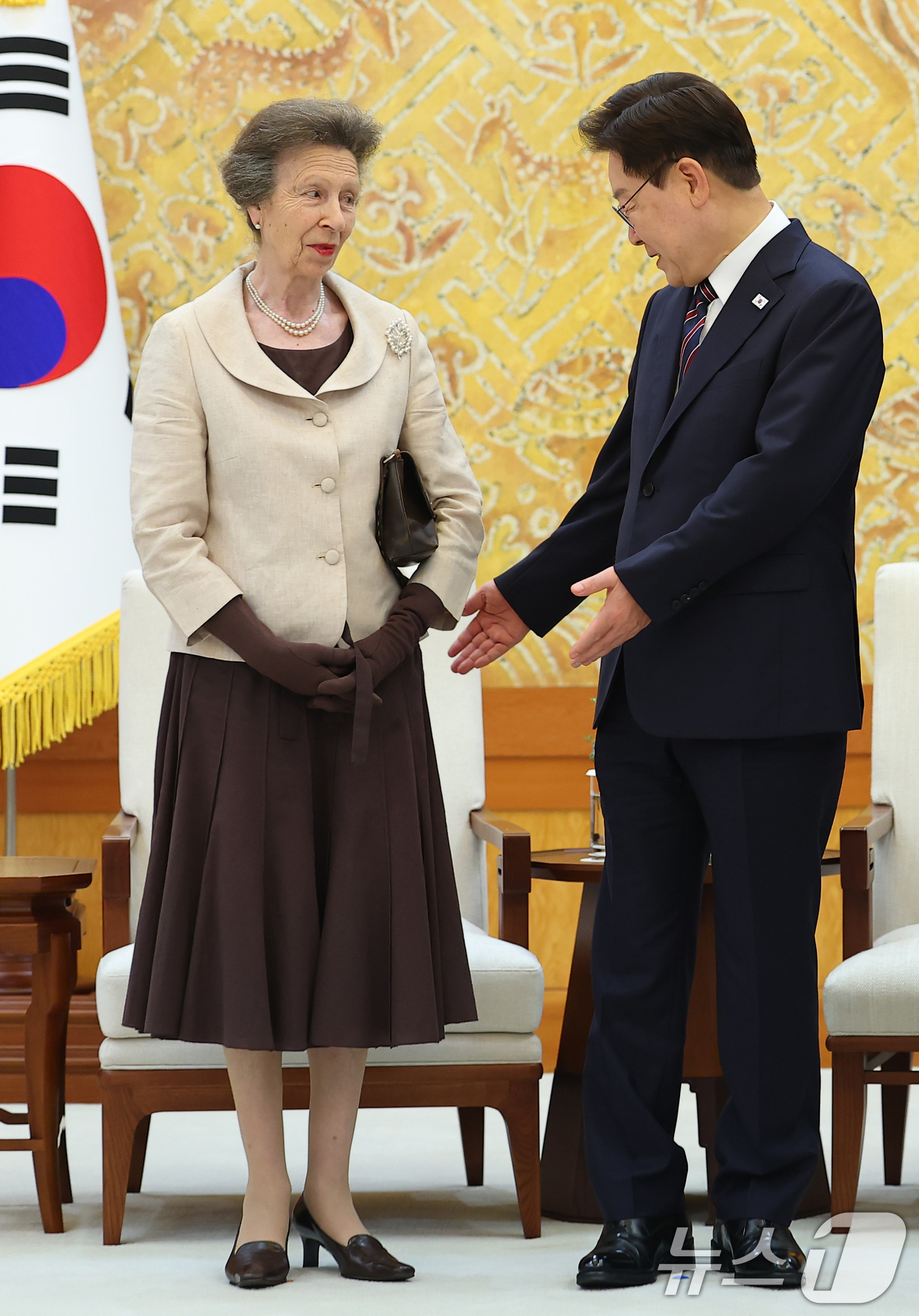 (서울=뉴스1) 허경 기자 = 이재명 대통령이 14일 청와대에서 영국 찰스 3세 국왕의 여동생인 앤 공주를 접견하고 있다.  (청와대통신사진기자단) 2026.7.14/뉴스1