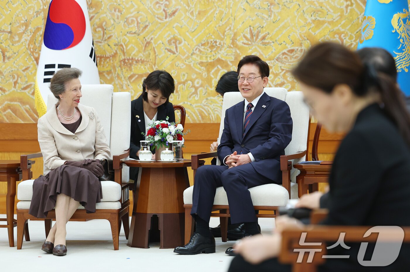 본문 이미지 - 이재명 대통령이 14일 청와대에서 영국 찰스 3세 국왕의 여동생인 앤 공주와 대화하고 있다. (청와대통신사진기자단) 2026.7.14 ⓒ 뉴스1 허경 기자