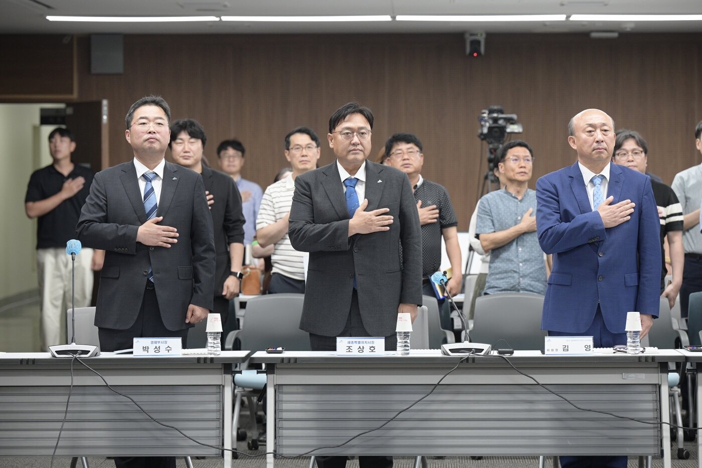 본문 이미지 - 5대 세종시장직 인수위  활동보고회. 왼쪽부터 박성수 인수위 부위원장, 조상호 세종시장,  김영 인수위원장. (세종시 제공. 재판매 및 DB 금지)