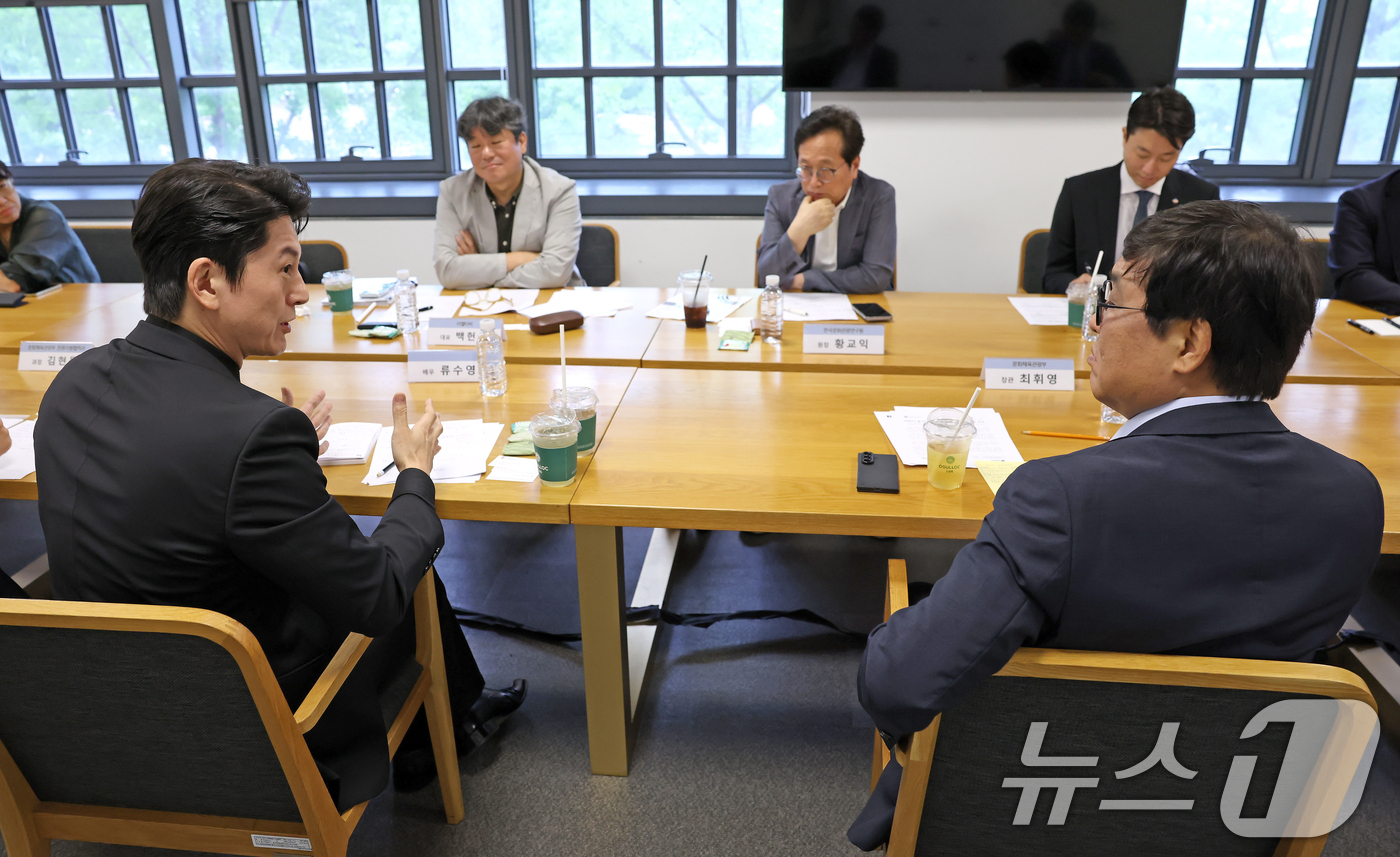(서울=뉴스1) = 최휘영 문화체육관광부 장관이 14일 서울 종로구 국립현대미술관 서울관에서열린 케이-푸드 해외 확산 자문회의에서 참석자들과 대화하고 있다.최 장관은 이 자리에서 …