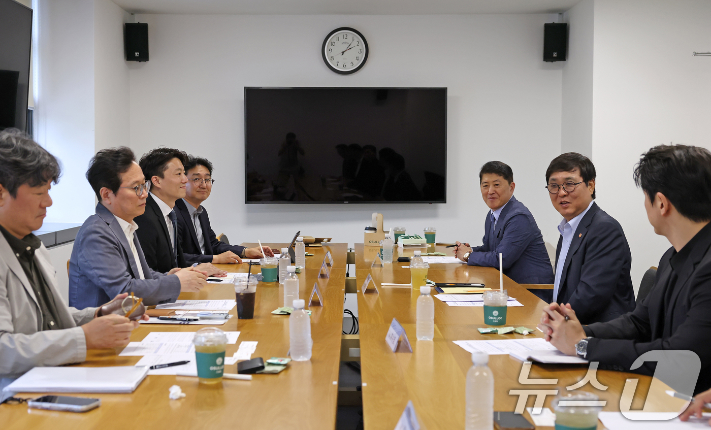 (서울=뉴스1) = 최휘영 문화체육관광부 장관이 14일 서울 종로구 국립현대미술관 서울관에서열린 케이-푸드 해외 확산 자문회의에서 참석자들과 대화하고 있다.최 장관은 이 자리에서 …