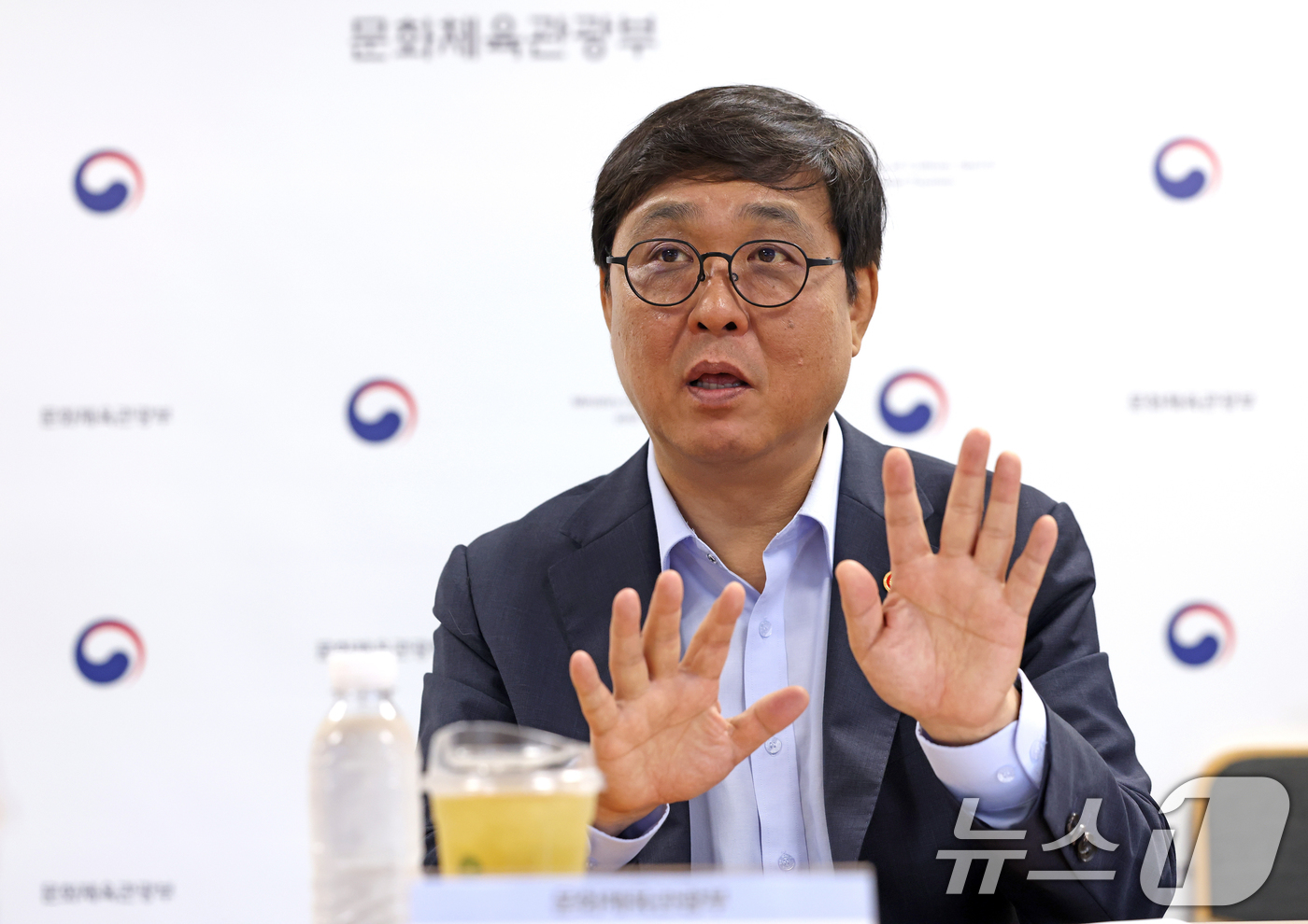 (서울=뉴스1) = 최휘영 문화체육관광부 장관이 14일 서울 종로구 국립현대미술관 서울관에서열린 케이-푸드 해외 확산 자문회의에서 발언하고 있다.최 장관은 이 자리에서 황교익 한국 …