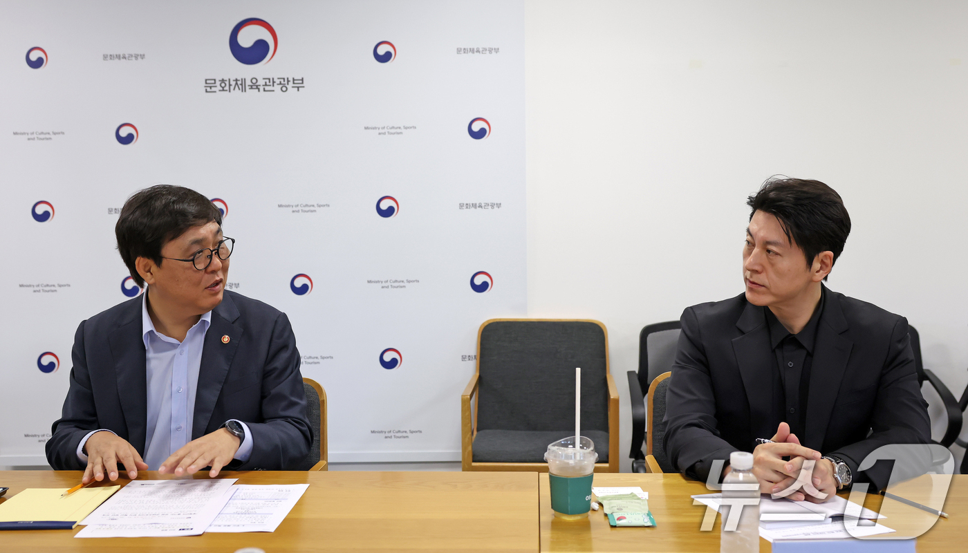 (서울=뉴스1) = 최휘영 문화체육관광부 장관이 14일 서울 종로구 국립현대미술관 서울관에서열린 케이-푸드 해외 확산 자문회의에서 배우 류수영 씨와 대화하고 있다.최 장관은 이 자 …