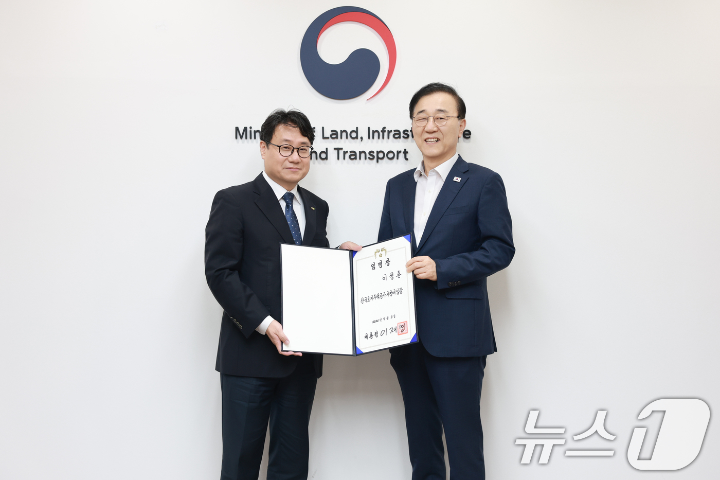 (서울=뉴스1) = 김윤덕 국토교통부 장관이 14일 이성훈 한국토지주택공사 신임 사장에게 임명장을 전수하고 있다. (국토교통부 제공. 재판매 및 DB 금지) 2026.7.14/뉴스 …