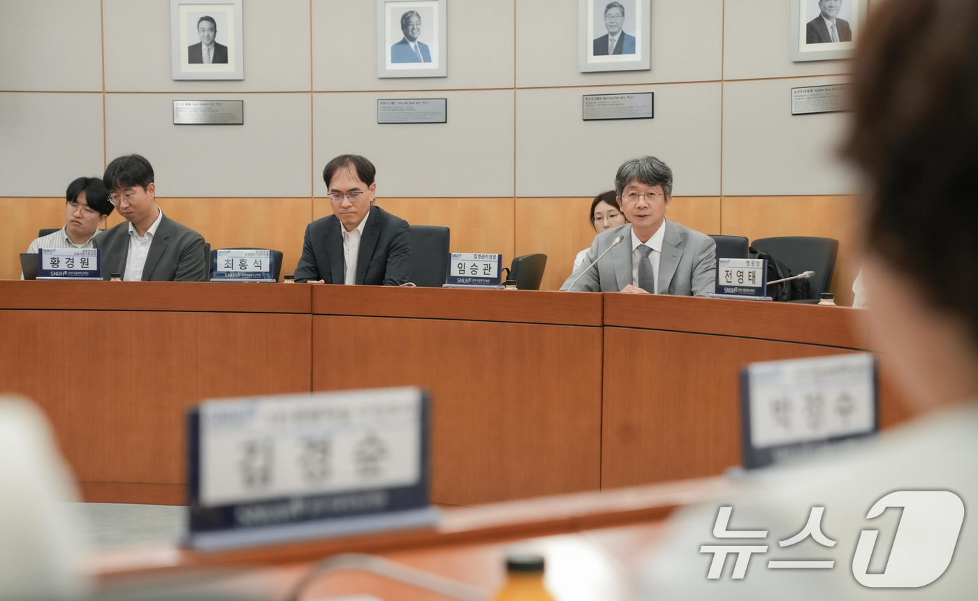 (서울=뉴스1) = 임승관 질병관리청장이 14일 분당서울대학교병원을 방문해 의료진과 신종·고위험 감염병에 대한 의료대응 체계를 논의하고 있다. (질병관리청 제공. 재판매 및 DB …