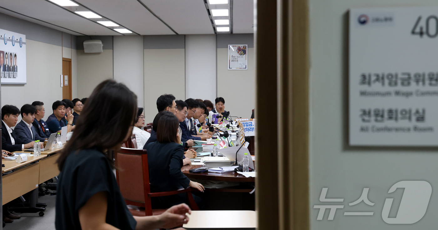 (세종=뉴스1) 김기남 기자 = 14일 세종시 정부세종청사 최저임금위원회에서 열린 2027년도 최저임금위원회 14차 전원회의가 저녁시간 정회를 마친 뒤  위원들이 회의장에 입장하고 …