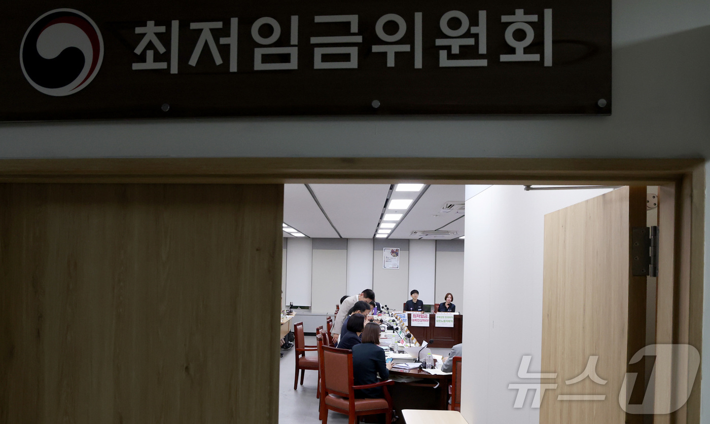 (세종=뉴스1) 김기남 기자 = 14일 세종시 정부세종청사 최저임금위원회에서 열린 2027년도 최저임금위원회 14차 전원회의가 저녁시간 정회를 마친 뒤  위원들이 회의 준비를 하고 …