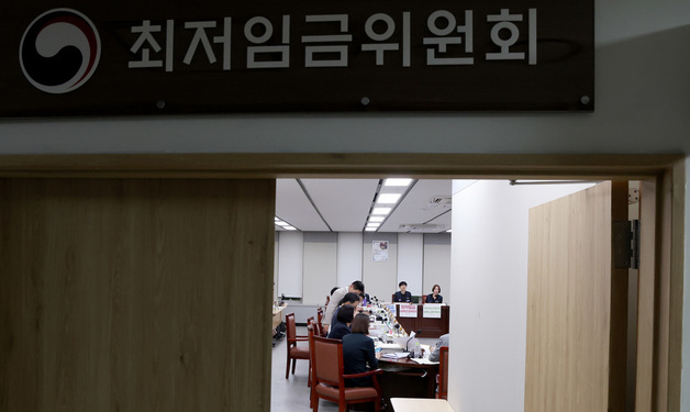 공익위원, 내년 최저임금 심의촉진구간 시급 1만 600~1만 860원 제시