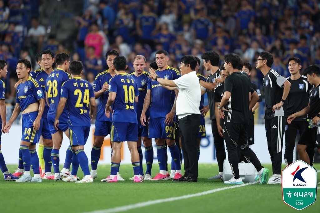 본문 이미지 - 울산과 전북의 경기 모습(한국프로축구연맹 제공) 