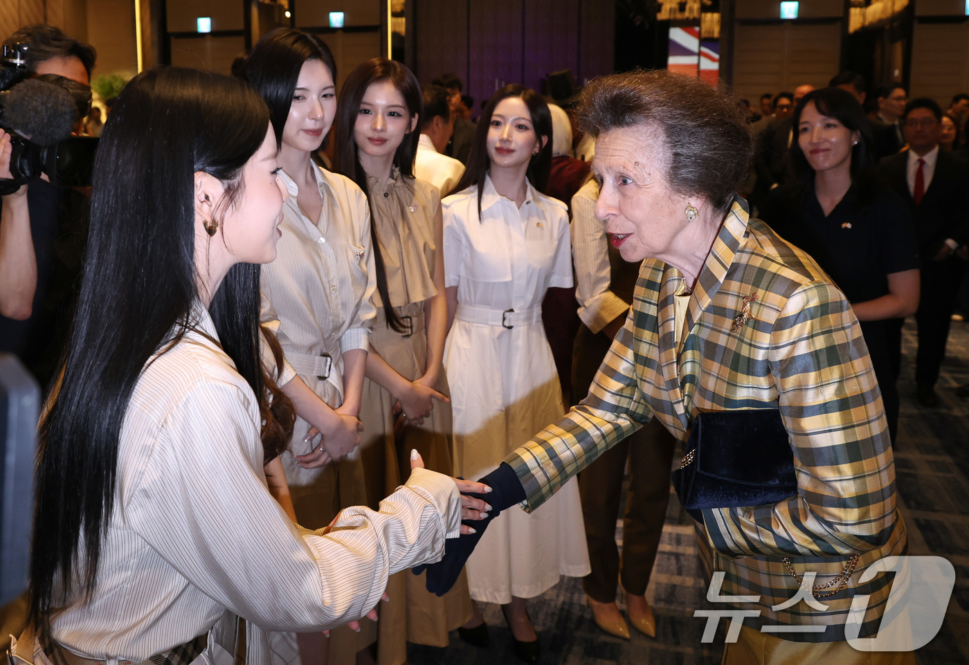 (서울=뉴스1) 구윤성 기자 = 영국 앤 공주가 14일 오후 서울 광화문 포시즌스호텔에서 열린 리셉션 행사에 참석해 아이돌 가수 엔믹스(NMIXX)와 만나 인사를 나누고 있다. 2 …