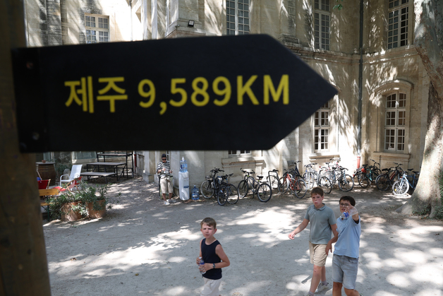 제주 9,589KM… 佛 아비뇽에 도착한 한국어