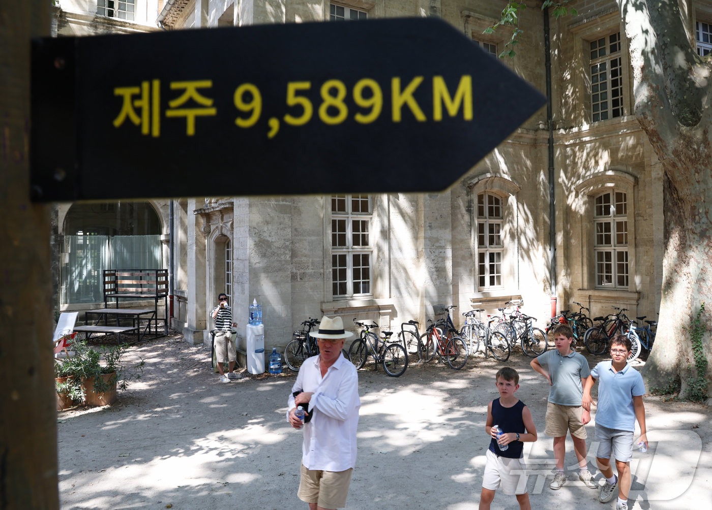 (파리=뉴스1) 이준성 특파원 = 제80회 아비뇽 페스티벌이 열리고 있는 14일(현지시간) 프랑스 아비뇽 클루아트르 생루이(Cloître Saint-Louis)에 ‘제주 9589㎞ …