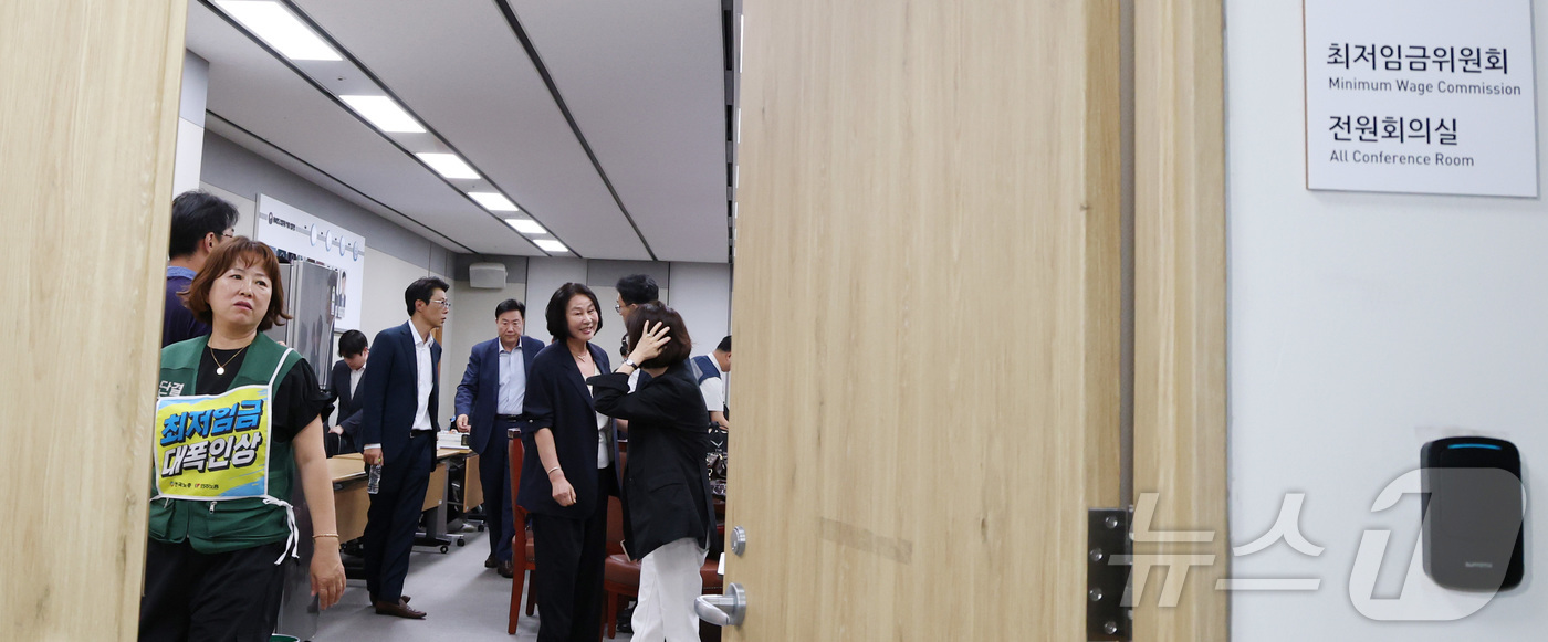 (세종=뉴스1) 김기남 기자 = 14일 세종시 정부세종청사 최저임금위원회에서 열린 2027년도 최저임금위원회 14차 전원회의에서 2027년도 최저임금이 노·사·공익위원들의 투표로 …