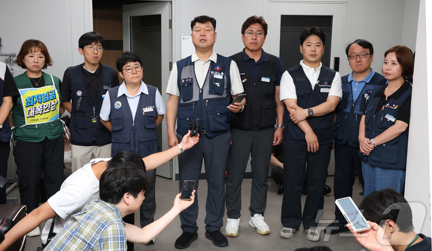 (세종=뉴스1) 김기남 기자 = 류기섭, 이미선 근로자위원이 14일 세종시 정부세종청사 최저임금위원회에서 열린 2027년도 최저임금위원회 14차 전원회의에서 2027년도 최저임금이 …