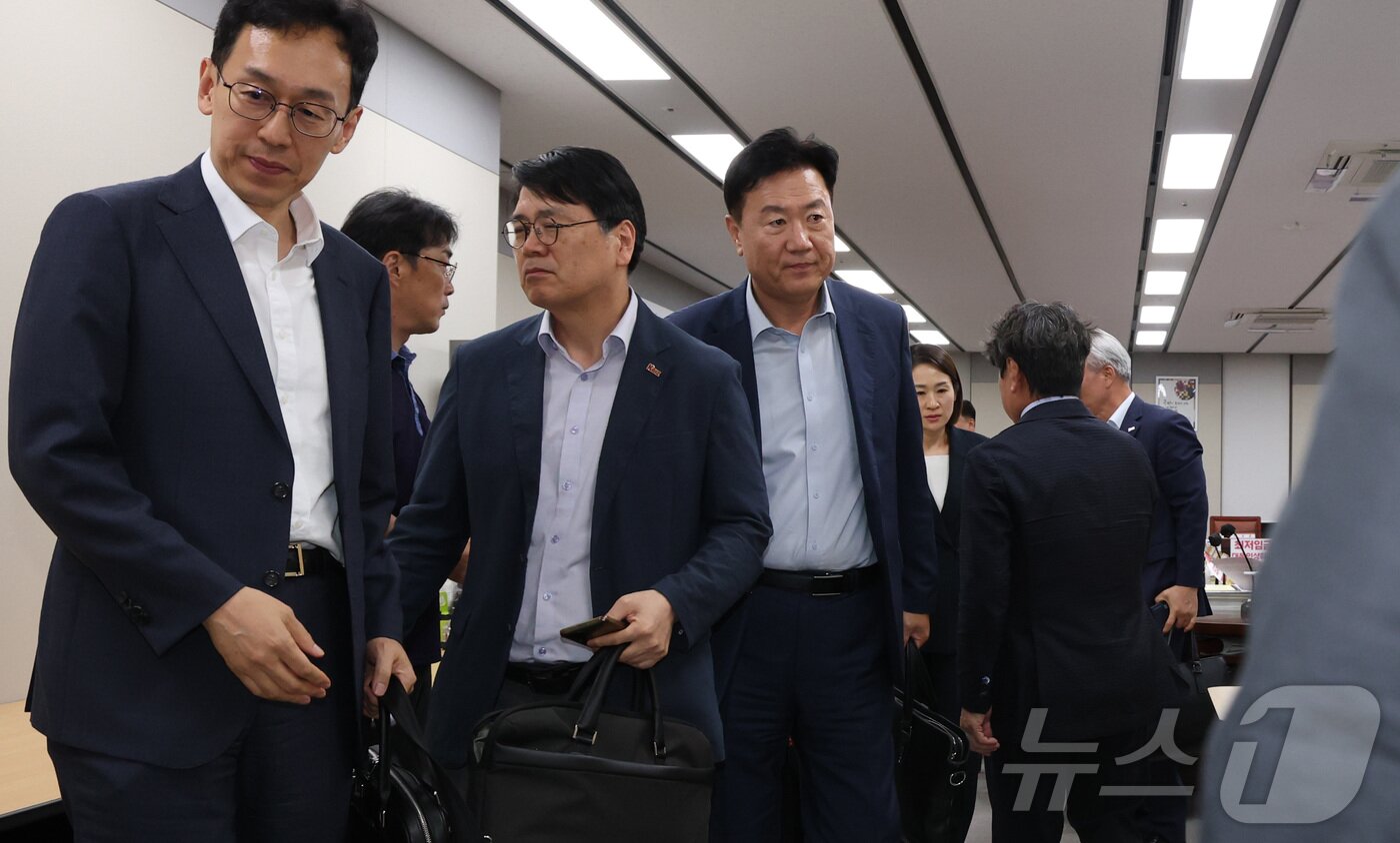 본문 이미지 - 사용자위원들이 비이 14일 세종시 정부세종청사 최저임금위원회에서 열린 2027년도 최저임금위원회 14차 전원회의에서 2027년도 최저임금이 노·사·공익위원들의 투표로 올해시급 1만320원 보다 380원 오른 1만700원, 3.7% 인상으로 확정하며 회의장을 나서고 있다. 2026.7.14 ⓒ 뉴스1 김기남 기자
