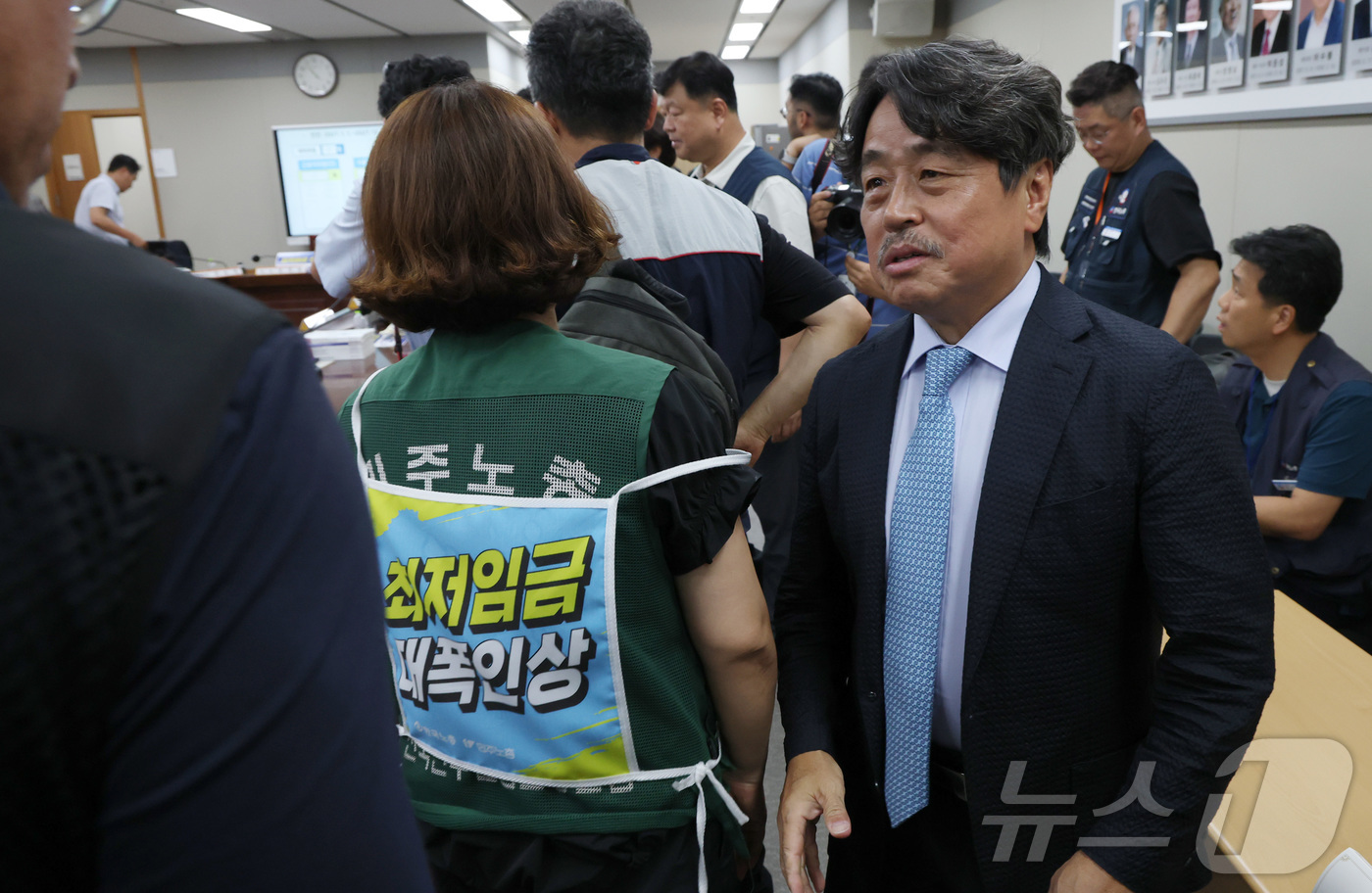 (세종=뉴스1) 김기남 기자 = 권순원 최저임금위원회 위원장이 14일 세종시 정부세종청사 최저임금위원회에서 열린 2027년도 최저임금위원회 14차 전원회의를 마치며근로자위원들과 인 …