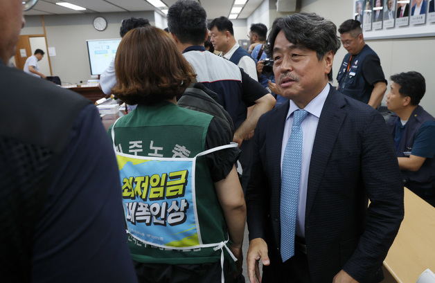 어색한 인사 나누는 권순원 위원장과 근로자위원들