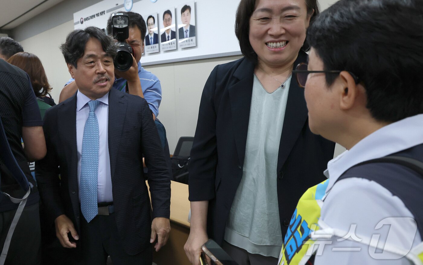 본문 이미지 - 권순원 최저임금위원회 위원장이 14일 세종시 정부세종청사 최저임금위원회에서 열린 2027년도 최저임금위원회 14차 전원회의를 마치며근로자위원들과 인사를 나누려 하고 있다. 2027년도 최저임금이 노·사·공익위원들의 투표로 올해시급 1만320원 보다 380원 오른 1만700원, 3.7% 인상으로 확정 되었다. ⓒ 뉴스1 김기남 기자