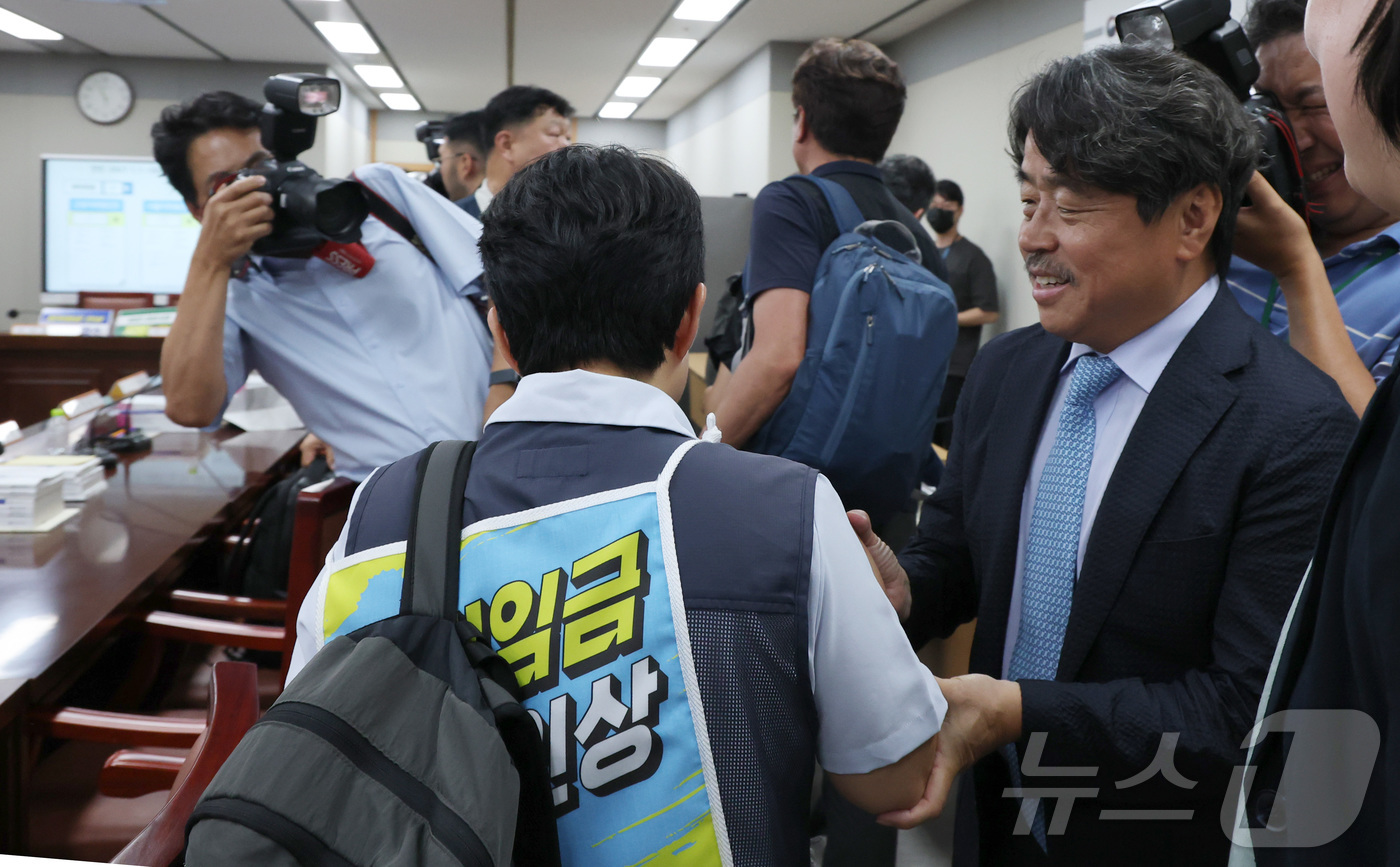 (세종=뉴스1) 김기남 기자 = 권순원 최저임금위원회 위원장이 14일 세종시 정부세종청사 최저임금위원회에서 열린 2027년도 최저임금위원회 14차 전원회의를 마치며근로자위원들과 인 …