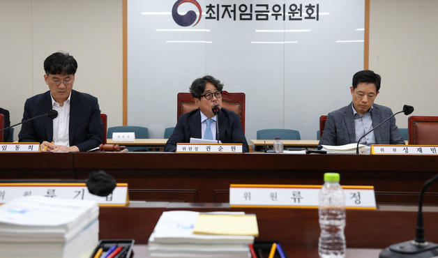 2027년 최저임금 1만700원, 답변하는 권순원 위원장