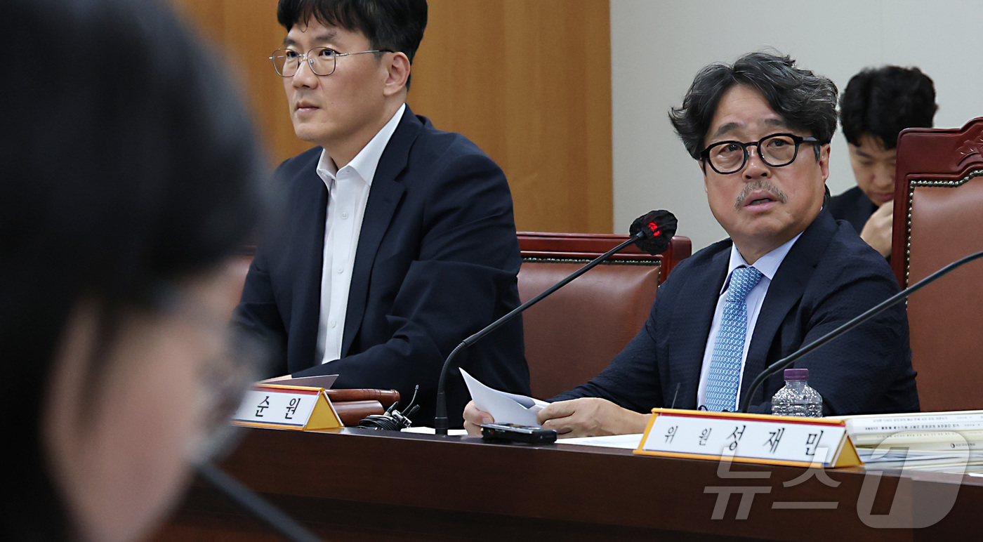 (세종=뉴스1) 김기남 기자 = 권순원 최저임금위원회 위원장이 14일 세종시 정부세종청사 최저임금위원회에서 열린 2027년도 최저임금위원회 14차 전원회의에서 노·사·공익위원들의 …