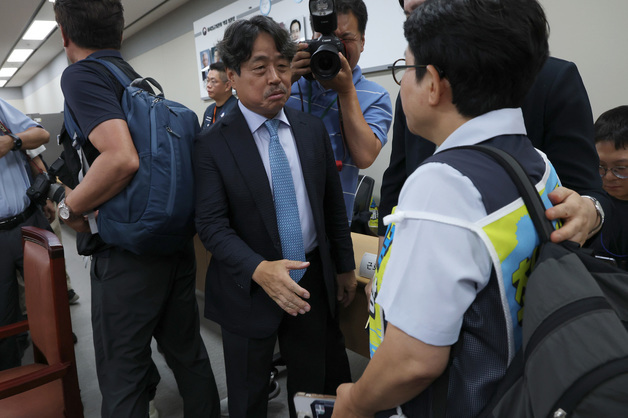 악수 청하는 권순원 위원장, 거부하는 이미선 근로자위원