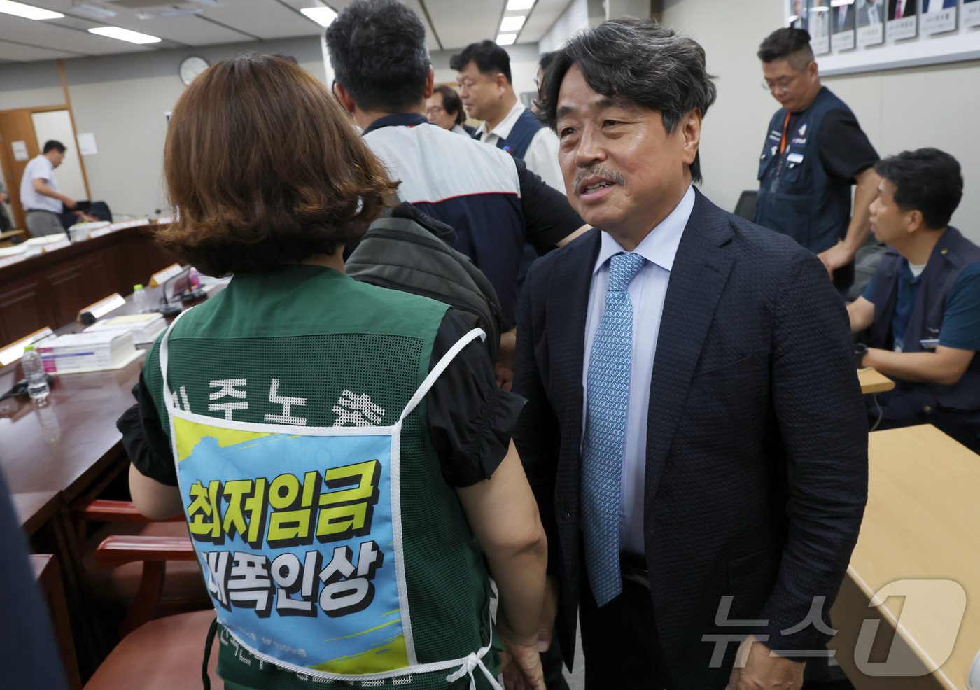 (세종=뉴스1) 김기남 기자 = 14일 세종시 정부세종청사 최저임금위원회에서 열린 2027년도 최저임금위원회 14차 전원회의를 마치며 권순원 위원장의 악수 요청에 근로자위원들이 외 …