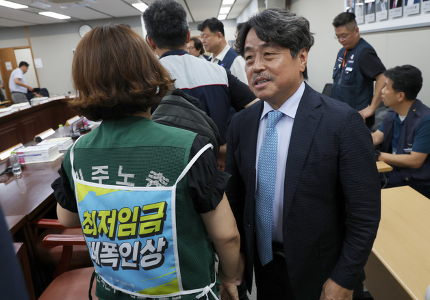 권순원 위원장 인사 외면하며 퇴장하는 근로자위원
