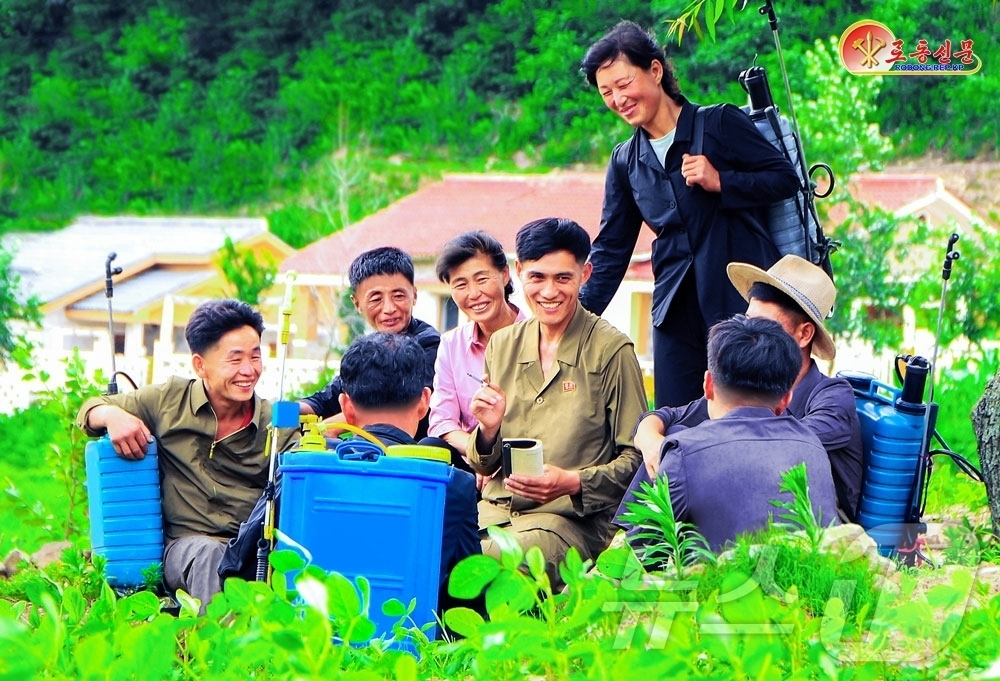 (평양 노동신문=뉴스1) = 북한 노동당 기관지 노동신문은 15일 "농장원들의 생활에서 제기되는 문제를 알아보고있는 장강군당위원회 일군(일꾼)"이라고 전했다. [국내에서만 사용가능 …
