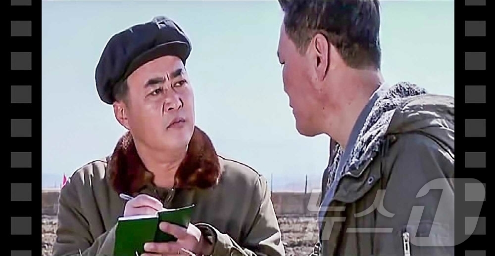 (평양 노동신문=뉴스1) = 북한 노동당 기관지 노동신문은 15일 TV연속극 '백학벌의 새봄'을 사례로 소개하며 당일꾼들이 군중 속으로 들어가기 위해서는 무엇보다 사업작풍을 개선해 …